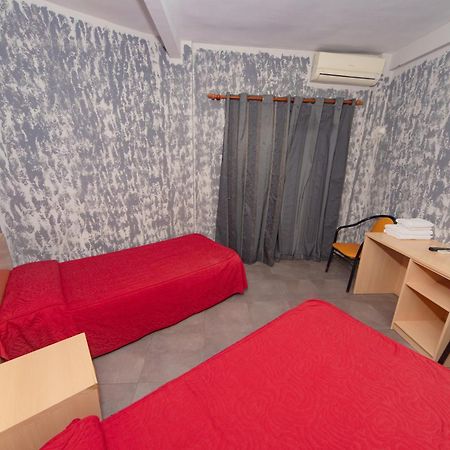 Hostal Virginia Favareta Bagian luar foto