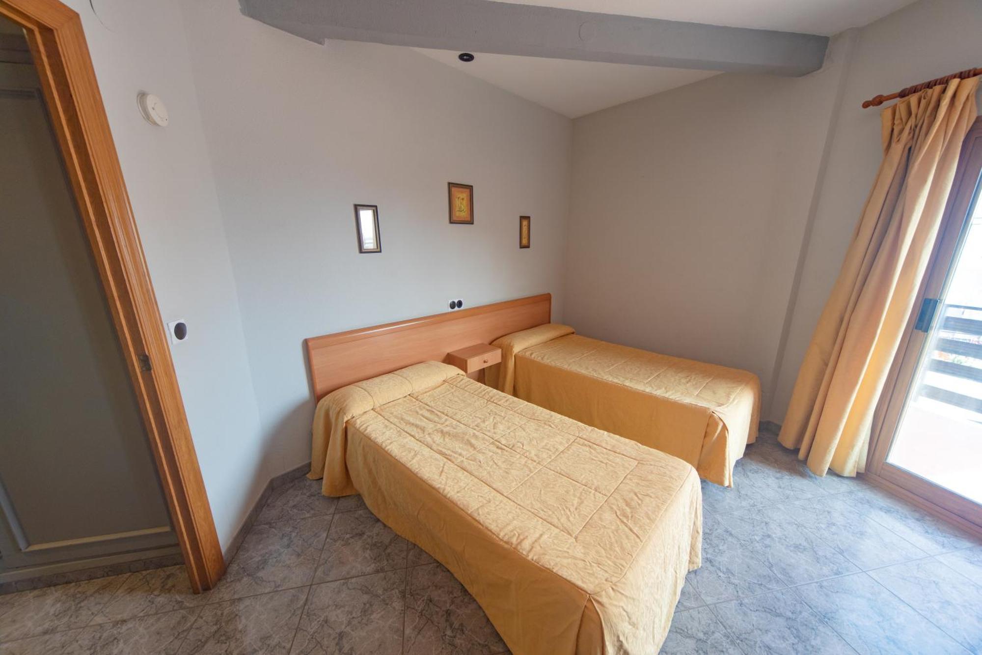 Hostal Virginia Favareta Bagian luar foto