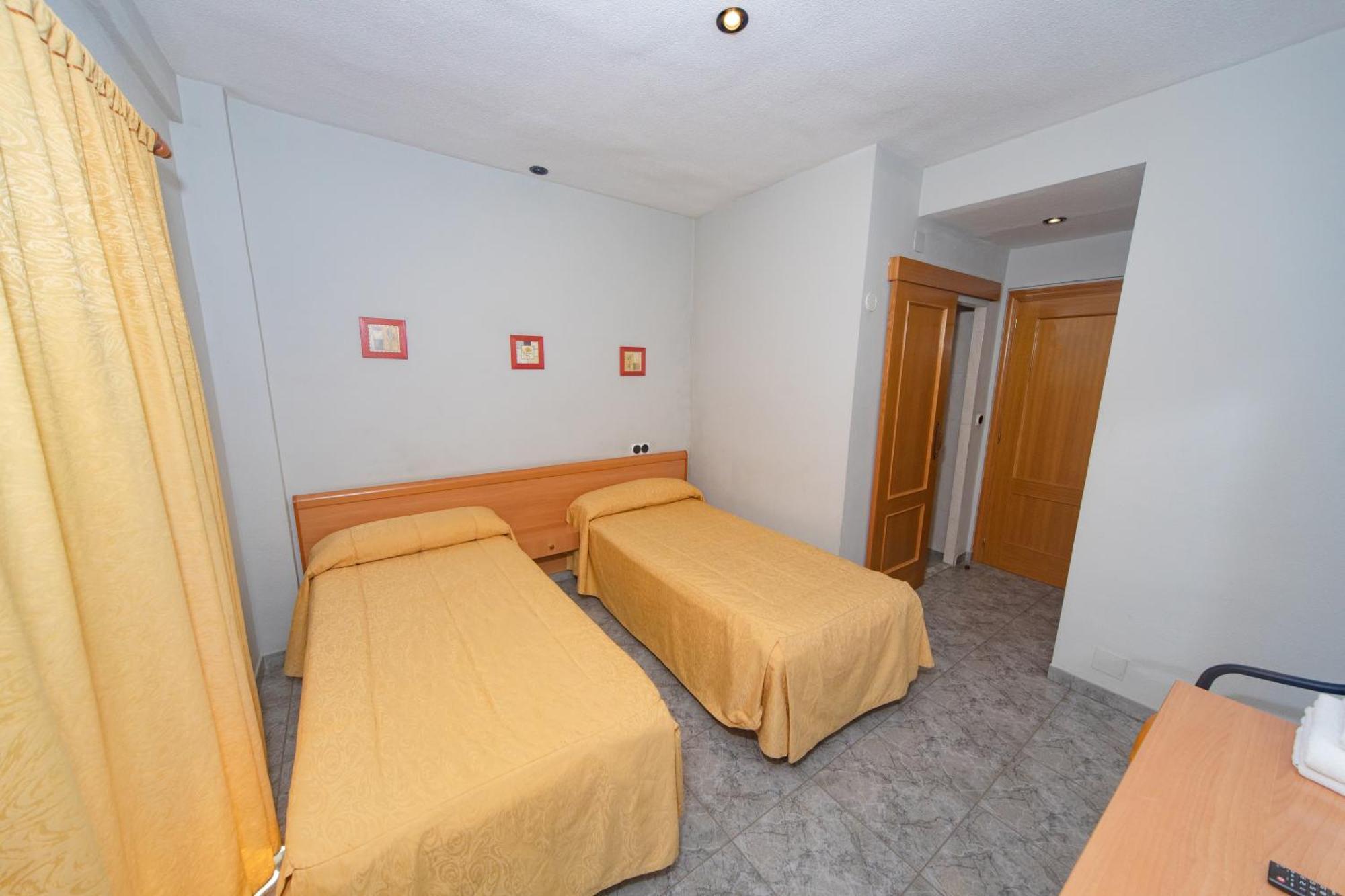 Hostal Virginia Favareta Bagian luar foto