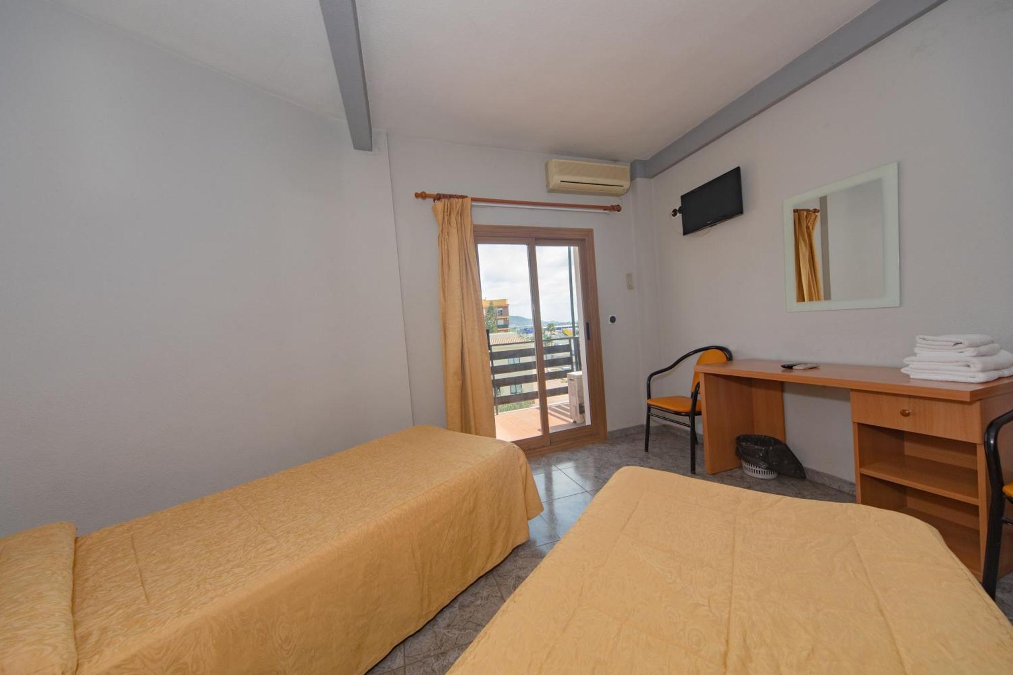 Hostal Virginia Favareta Bagian luar foto